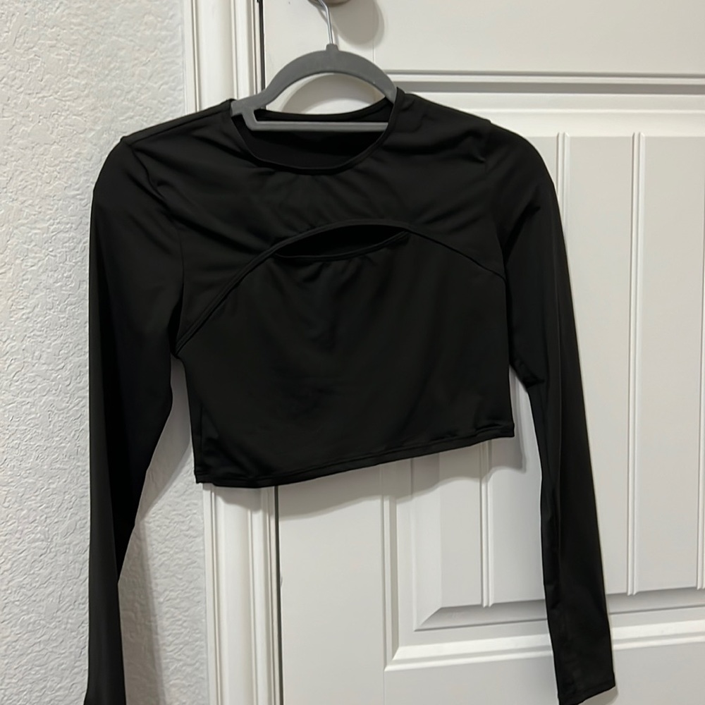 black long sleeve crop top